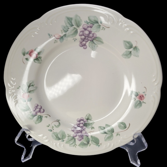 Lot Of 4 Grapevine by Pfaltzgraff 8 1/8" Salad Plates Set of 4 Discontinued EUC - Picture 3 of 7